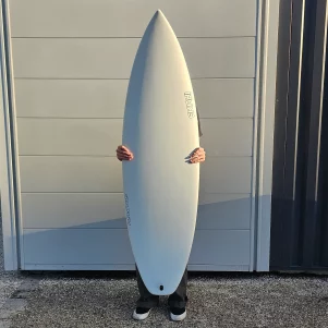 Top and bottom view of Ekahi white vacuum bagging Squash performance surfboard, available in 5’10, 5’11, 5’8, 5’9, 6’1, 6’2