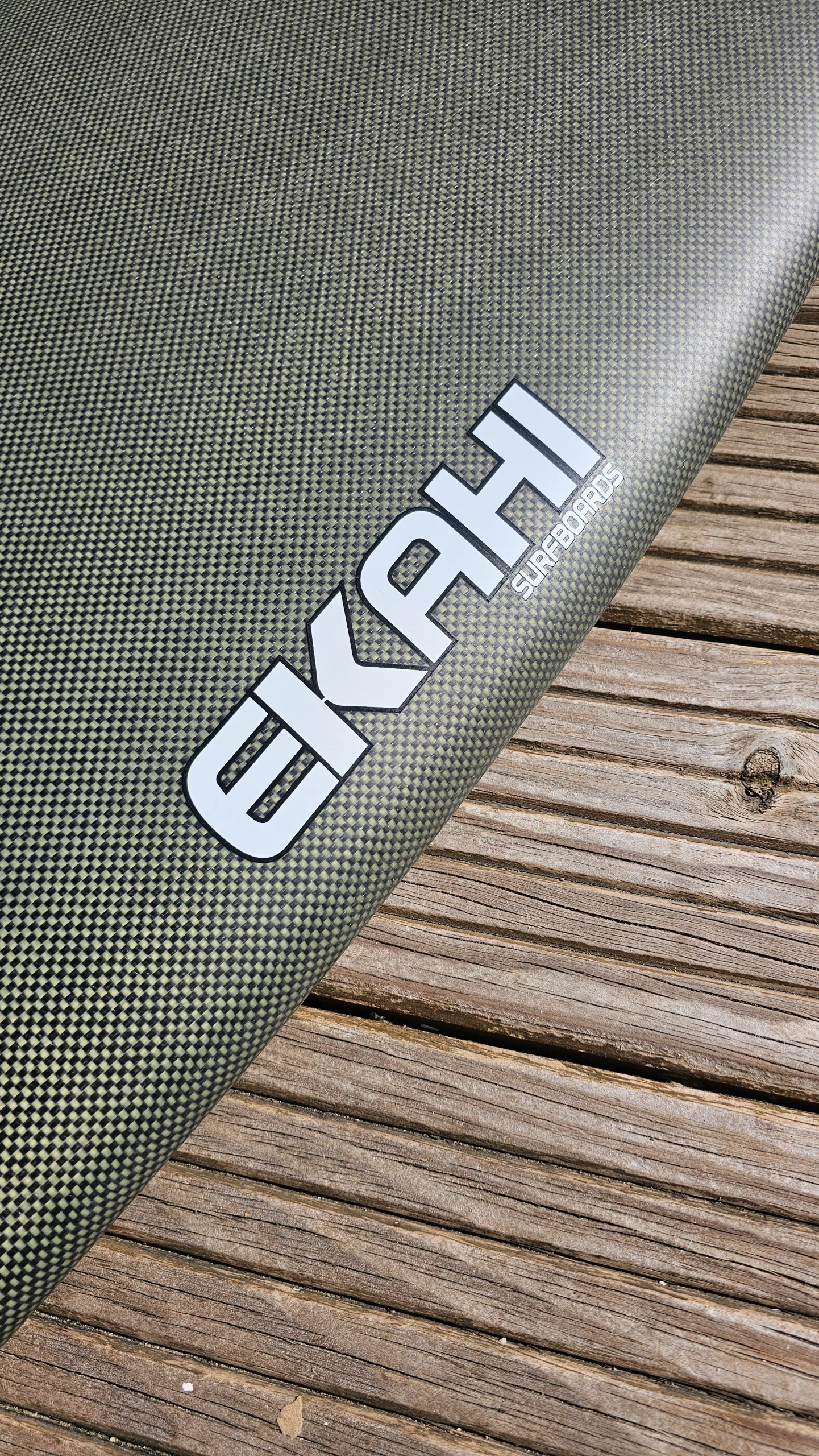 View of the logo EKAHI on a carbon kevlar Channels.