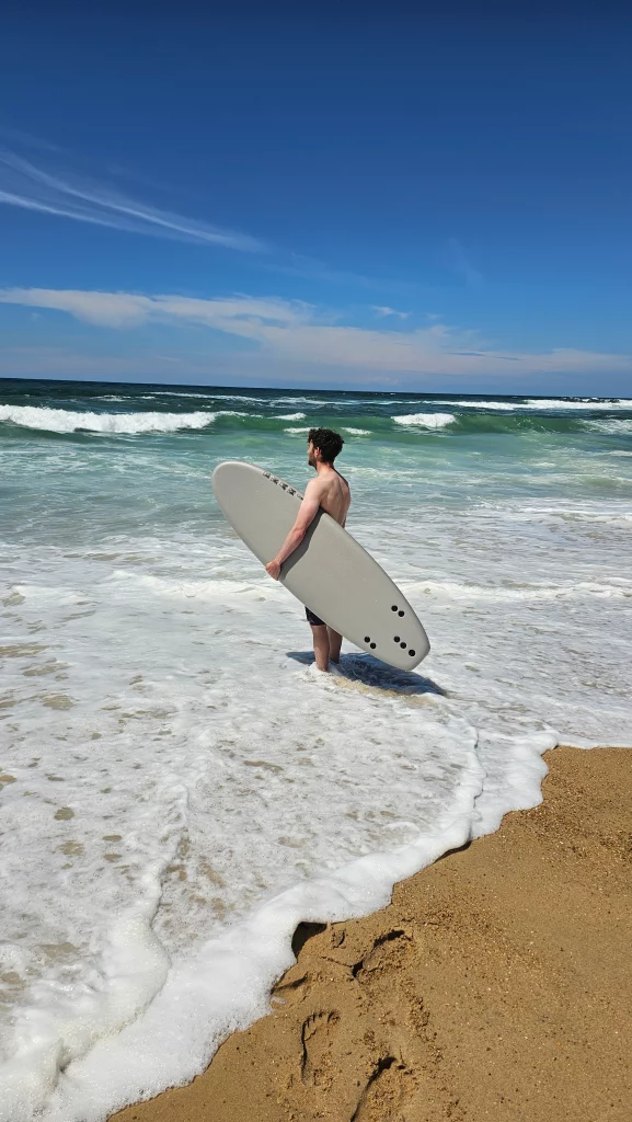 Surfer with the Soft top surfboard 6' in grey, blue camo