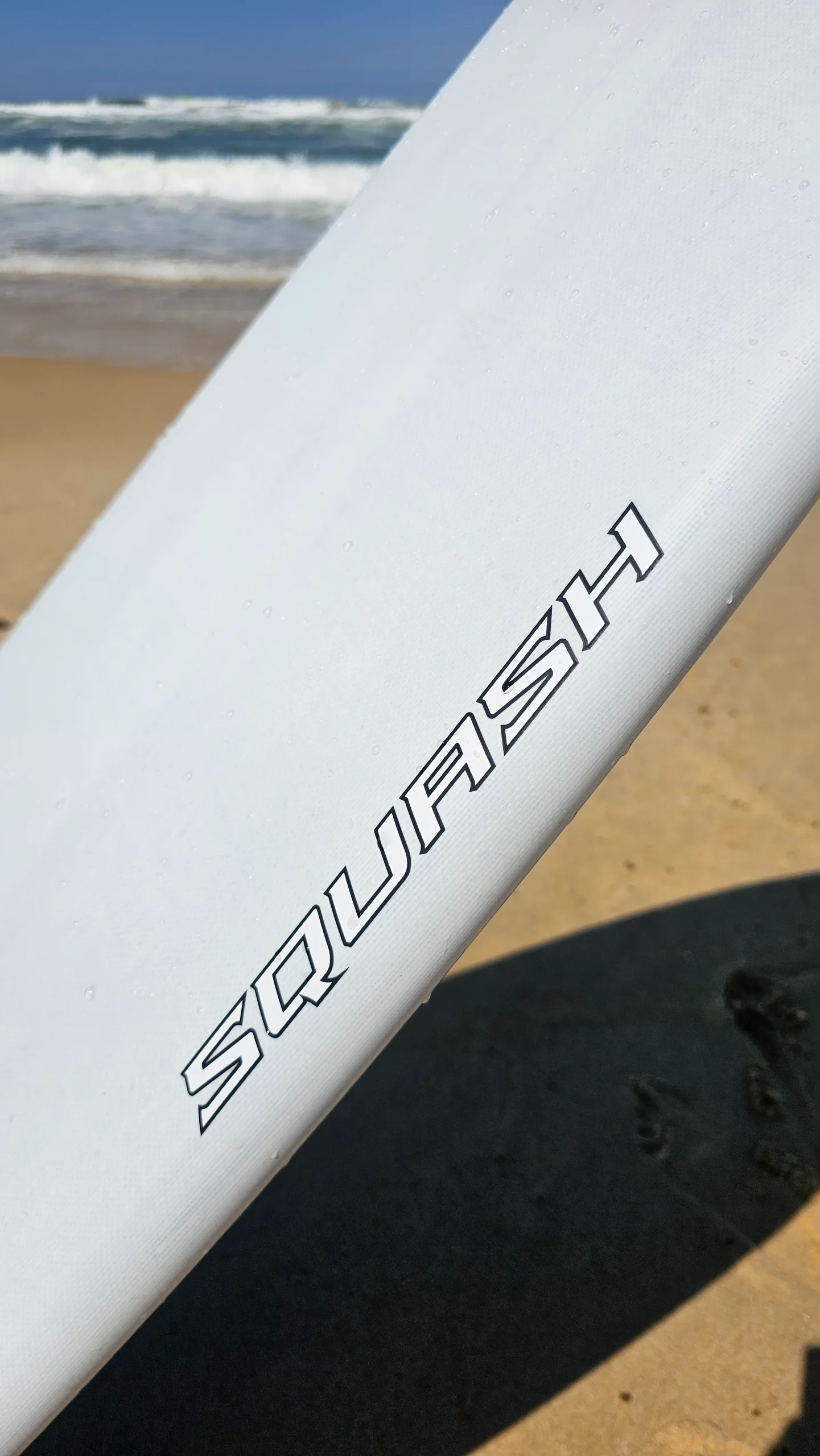 SQUASH-WHITE-BEACH-TOP-LOGO