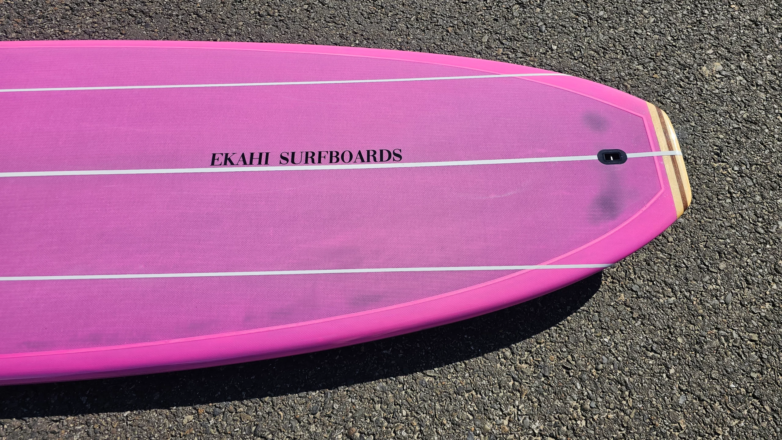 Single-pink-bitume-tail-top