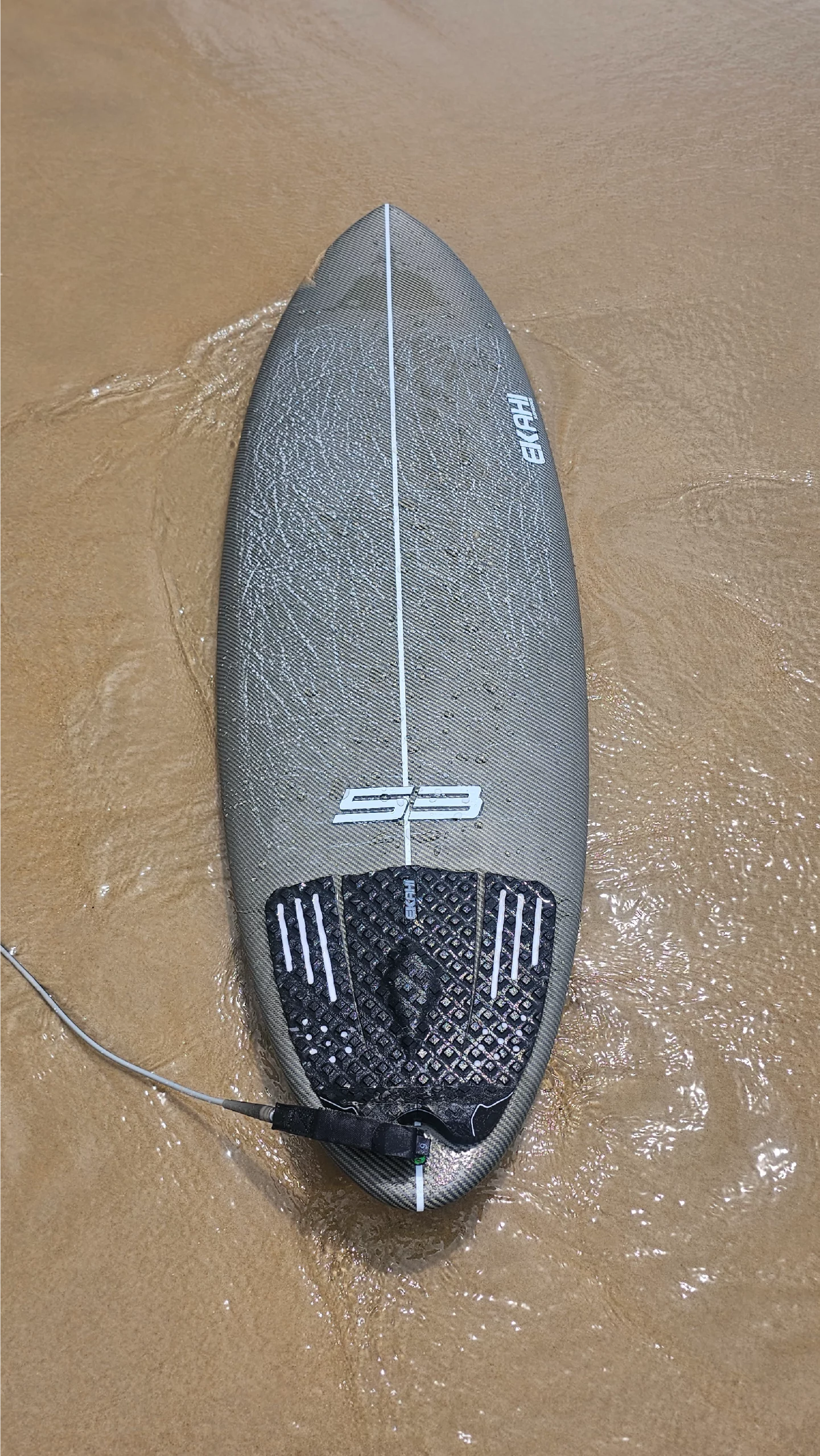 Top view of a 53 in carbon kevlar in 5'6 with a marble Round traction pad.