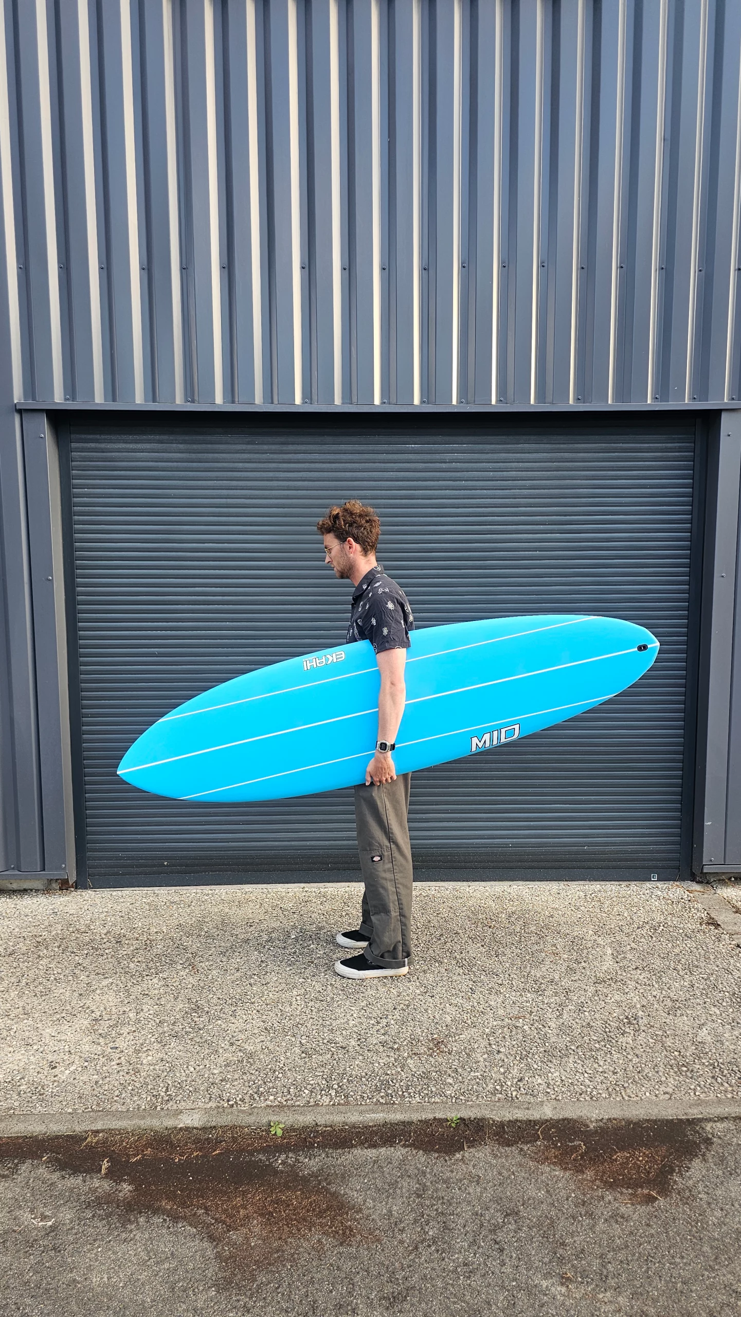 MID-BLUE-TOP-HAND-1
